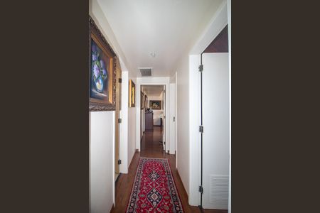 Casa à venda com 298m², 5 quartos e 2 vagasCorredor