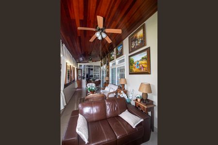 Casa à venda com 298m², 5 quartos e 2 vagasSala