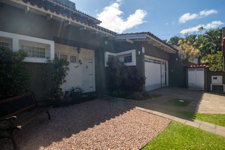 Casa à venda com 298m², 5 quartos e 2 vagasFachada