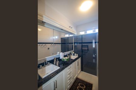 Casa à venda com 298m², 5 quartos e 2 vagasBanheiro 3