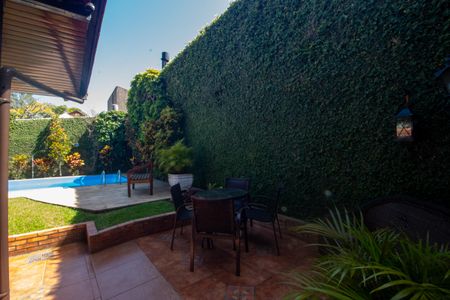 Casa à venda com 298m², 5 quartos e 2 vagasQuintal/Piscina