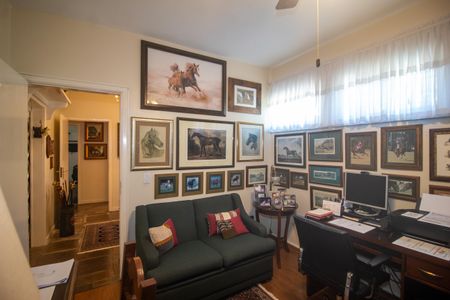 Casa à venda com 298m², 5 quartos e 2 vagasEscritorio