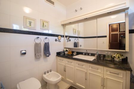 Casa à venda com 298m², 5 quartos e 2 vagasBanheiro da Suíte