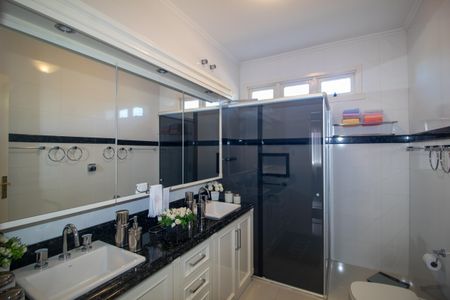 Casa à venda com 298m², 5 quartos e 2 vagasBanheiro 3