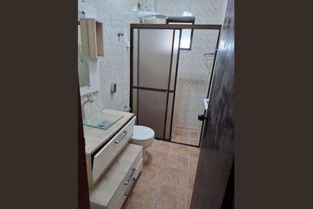 Banheiro de apartamento para alugar com 1 quarto, 52m² em Guilhermina, Praia Grande