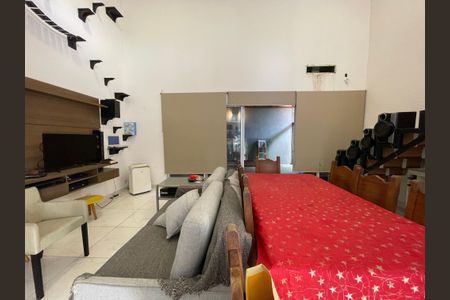 Casa à venda com 230m², 3 quartos e 3 vagas Casa à venda com 230m², 3 quartos e 3 vagasSala