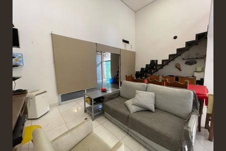 Casa à venda com 230m², 3 quartos e 3 vagas Casa à venda com 230m², 3 quartos e 3 vagasSala