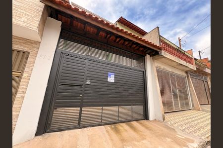 Casa à venda com 235m², 3 quartos e 7 vagasFachada + plaquinha 