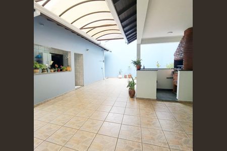 Casa à venda com 248m², 5 quartos e 6 vagas Casa à venda com 248m², 5 quartos e 6 vagasQuintal