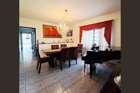 Casa à venda com 248m², 5 quartos e 6 vagas Casa à venda com 248m², 5 quartos e 6 vagasSala de Jantar