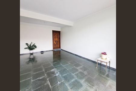 Casa à venda com 248m², 5 quartos e 6 vagas Casa à venda com 248m², 5 quartos e 6 vagasGaragem