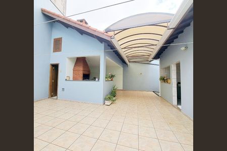 Casa à venda com 248m², 5 quartos e 6 vagas Casa à venda com 248m², 5 quartos e 6 vagasQuintal