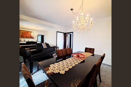 Casa à venda com 248m², 5 quartos e 6 vagas Casa à venda com 248m², 5 quartos e 6 vagasSala de Jantar