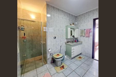 Casa à venda com 248m², 5 quartos e 6 vagas Casa à venda com 248m², 5 quartos e 6 vagasBanheiro da Suíte