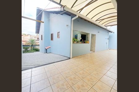 Casa à venda com 248m², 5 quartos e 6 vagas Casa à venda com 248m², 5 quartos e 6 vagasQuintal