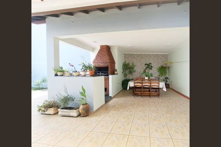 Casa à venda com 248m², 5 quartos e 6 vagas Casa à venda com 248m², 5 quartos e 6 vagasChurrasqueira