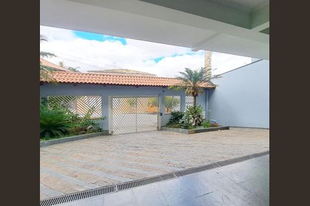 Casa à venda com 248m², 5 quartos e 6 vagas Casa à venda com 248m², 5 quartos e 6 vagasGaragem