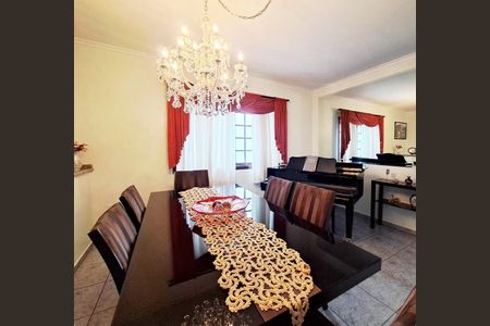 Casa à venda com 248m², 5 quartos e 6 vagas Casa à venda com 248m², 5 quartos e 6 vagasSala de Jantar