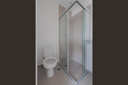 Banheiro de kitnet/studio para alugar com 1 quarto, 24m² em Sumarezinho, São Paulo