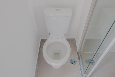 Banheiro de kitnet/studio para alugar com 1 quarto, 24m² em Sumarezinho, São Paulo