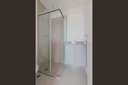 Banheiro de kitnet/studio para alugar com 1 quarto, 24m² em Sumarezinho, São Paulo