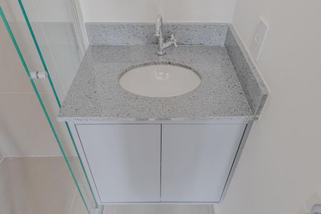 Banheiro de kitnet/studio para alugar com 1 quarto, 24m² em Sumarezinho, São Paulo