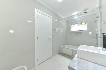 Casa para alugar com 680m², 4 quartos e 6 vagas Casa para alugar com 680m², 4 quartos e 6 vagasBanheiro da Suíte 1