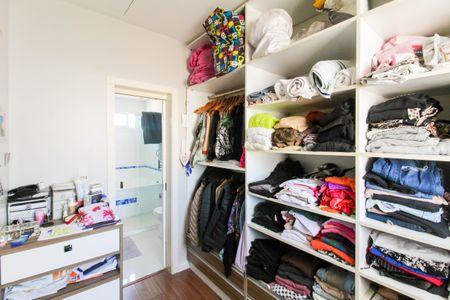 Casa para alugar com 350m², 4 quartos e 3 vagas Casa para alugar com 350m², 4 quartos e 3 vagasSuíte