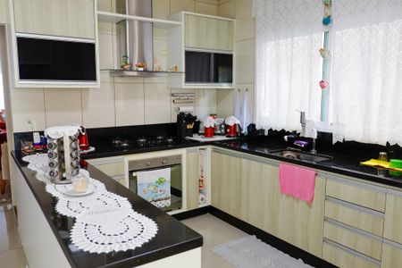 Casa à venda com 238m², 4 quartos e 5 vagas Casa à venda com 238m², 4 quartos e 5 vagascozinha