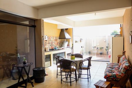 Casa à venda com 238m², 4 quartos e 5 vagas Casa à venda com 238m², 4 quartos e 5 vagasÁrea comum