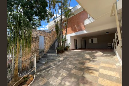 Casa para alugar com 207m², 3 quartos e 3 vagasFachada