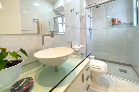 Apartamento à venda com 126m², 4 quartos e 3 vagas Apartamento à venda com 126m², 4 quartos e 3 vagasBanheiro