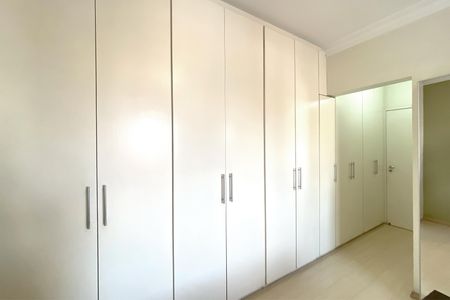 Apartamento à venda com 126m², 4 quartos e 3 vagas Apartamento à venda com 126m², 4 quartos e 3 vagasArmários da Suite
