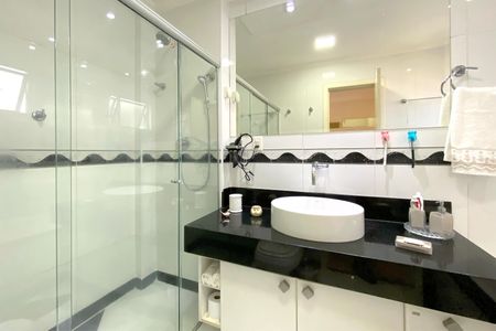 Apartamento à venda com 126m², 4 quartos e 3 vagas Apartamento à venda com 126m², 4 quartos e 3 vagasBanheiro da Suíte 1