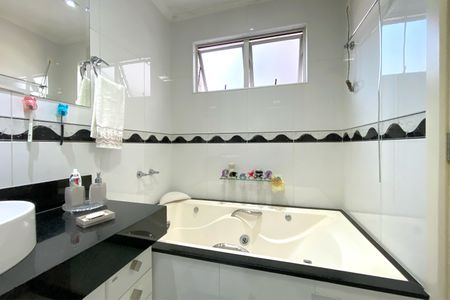 Apartamento à venda com 126m², 4 quartos e 3 vagas Apartamento à venda com 126m², 4 quartos e 3 vagasBanheiro da Suíte 1