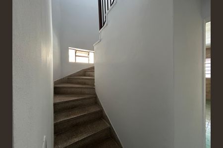 Casa para alugar com 120m², 3 quartos e 1 vaga Casa para alugar com 120m², 3 quartos e 1 vagaEscada