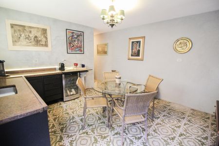 Casa à venda com 370m², 5 quartos e 1 vaga Casa à venda com 370m², 5 quartos e 1 vagaCozinha