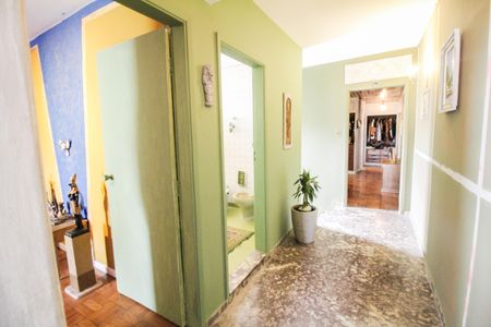 Casa à venda com 370m², 5 quartos e 1 vaga Casa à venda com 370m², 5 quartos e 1 vagaCorredor