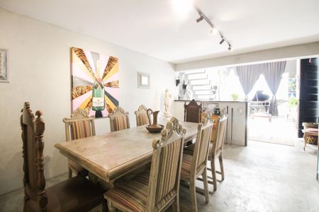 Casa à venda com 370m², 5 quartos e 1 vaga Casa à venda com 370m², 5 quartos e 1 vagaSala de Jantar