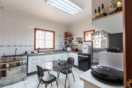 Casa à venda com 350m², 4 quartos e 4 vagas Casa à venda com 350m², 4 quartos e 4 vagasCozinha