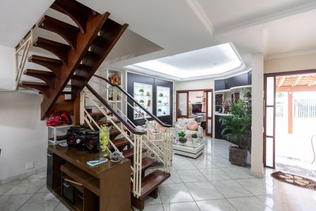 Casa à venda com 350m², 4 quartos e 4 vagas Casa à venda com 350m², 4 quartos e 4 vagasEntrada da Casa