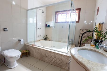 Casa à venda com 350m², 4 quartos e 4 vagas Casa à venda com 350m², 4 quartos e 4 vagasBanheiro da Suíte Master