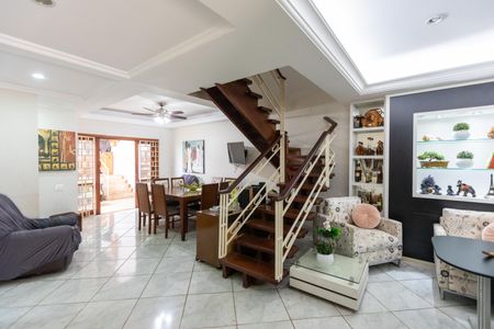 Casa à venda com 350m², 4 quartos e 4 vagas Casa à venda com 350m², 4 quartos e 4 vagasSala