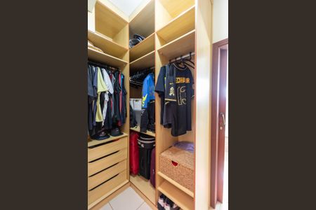 Casa à venda com 350m², 4 quartos e 4 vagas Casa à venda com 350m², 4 quartos e 4 vagasCloset da Suíte Master