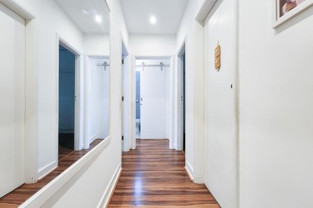 Corredor  de apartamento à venda com 3 quartos, 176m² em Laranjeiras, Rio de Janeiro