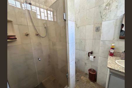 Casa à venda com 900m², 3 quartos e 7 vagasBanheiro da Suíte 2