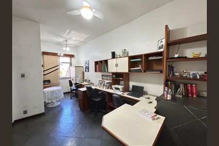 Casa à venda com 900m², 3 quartos e 7 vagasEscritório