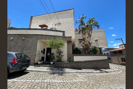 Casa à venda com 900m², 3 quartos e 7 vagasFachada + plaquinha