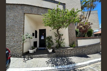 Casa à venda com 900m², 3 quartos e 7 vagasFachada + plaquinha