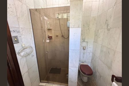 Casa à venda com 900m², 3 quartos e 7 vagasBanheiro da Suíte 2